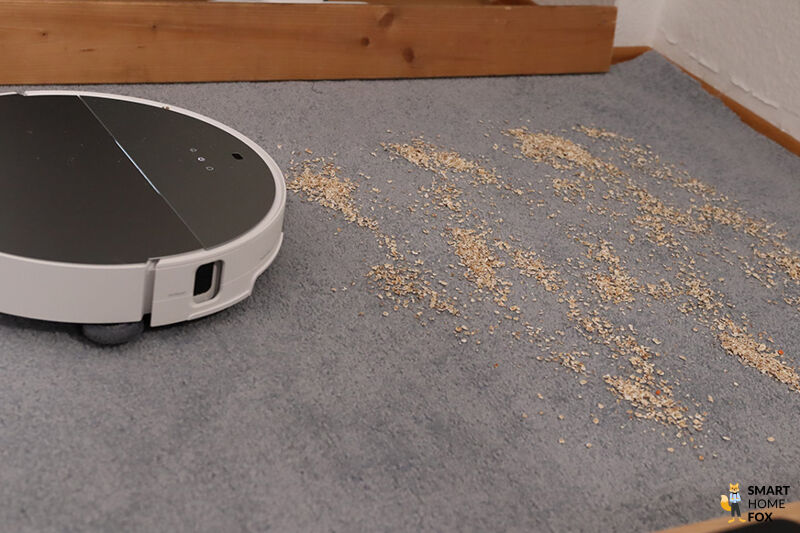 Roborock Saros 10 saugt Haferflocken vom Teppich